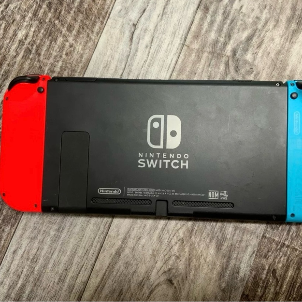 Nintendo Switch - Picture 2 of 7